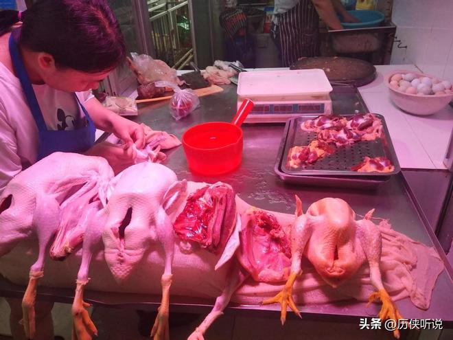 鸭才25元！哪来的利润？能放心吃吗？冰球突破豪华版活鸭上百元一只做成烤(图2)